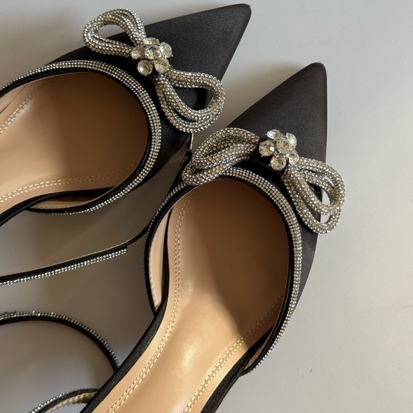 Bow heels. Satin finish. Size 10. - Picture 6 of 13
